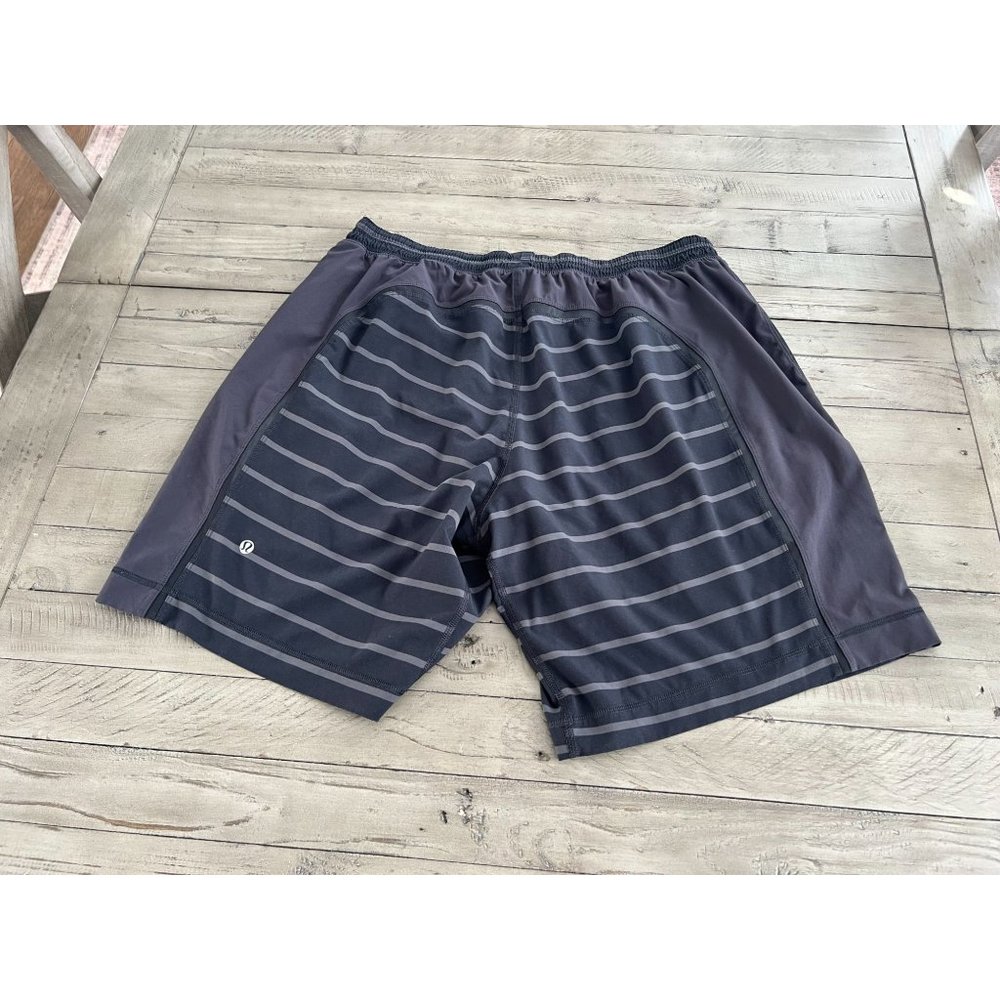 Lululemon Men's Pace Breaker Short 9" Black Grey Stripe - Size XXL - Picture 3 of 3
